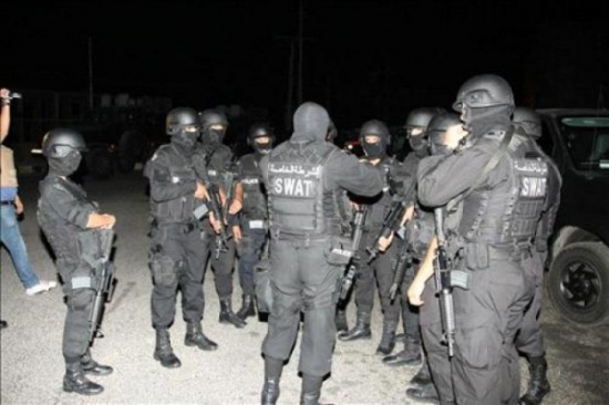 مداهمة منزل تاجر سلاح بمعان